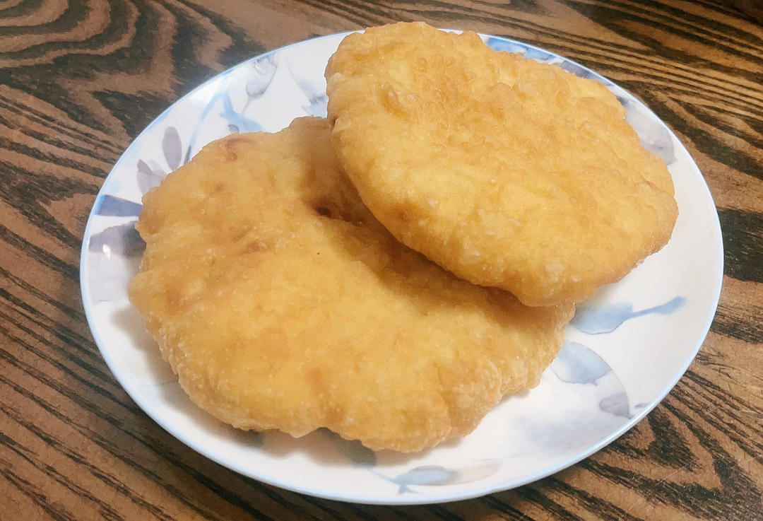 家庭版炸油饼 做法简单 外酥里软 附细节视频详解