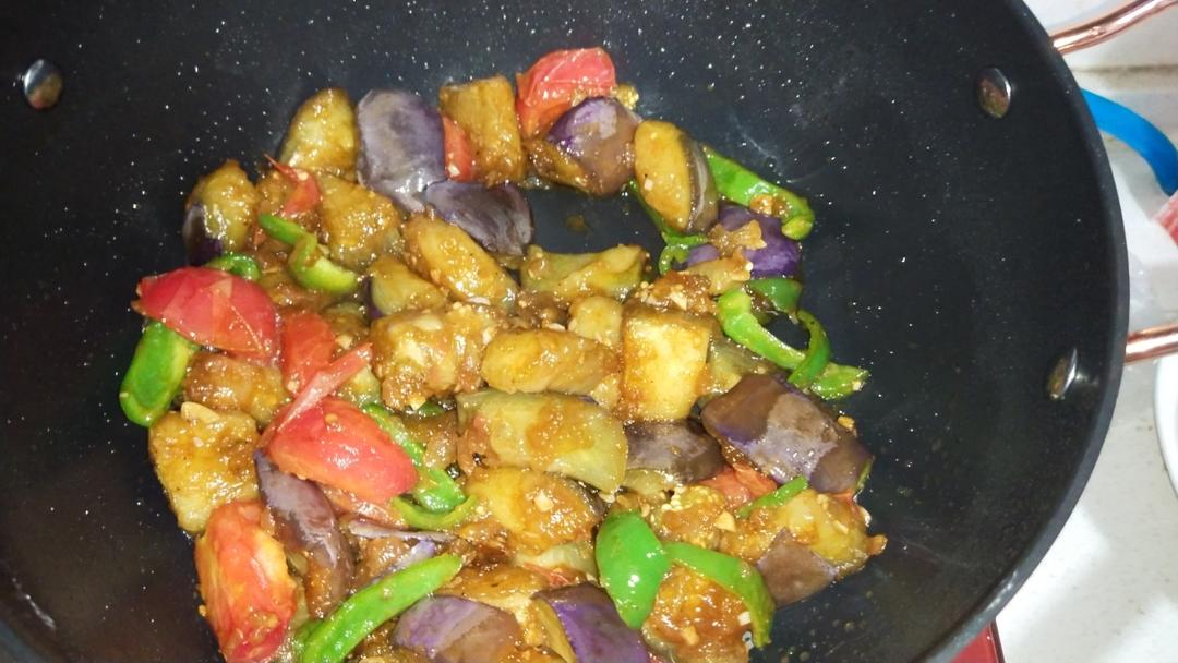 红烧茄子（佐西红柿尖椒）