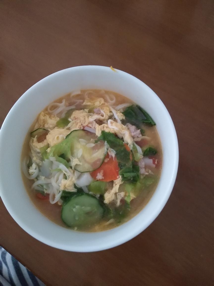 番茄肉沫青瓜红萝卜青菜蛋面
