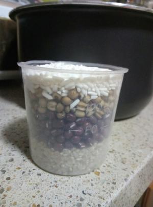 糙米薏仁汤的做法 步骤1