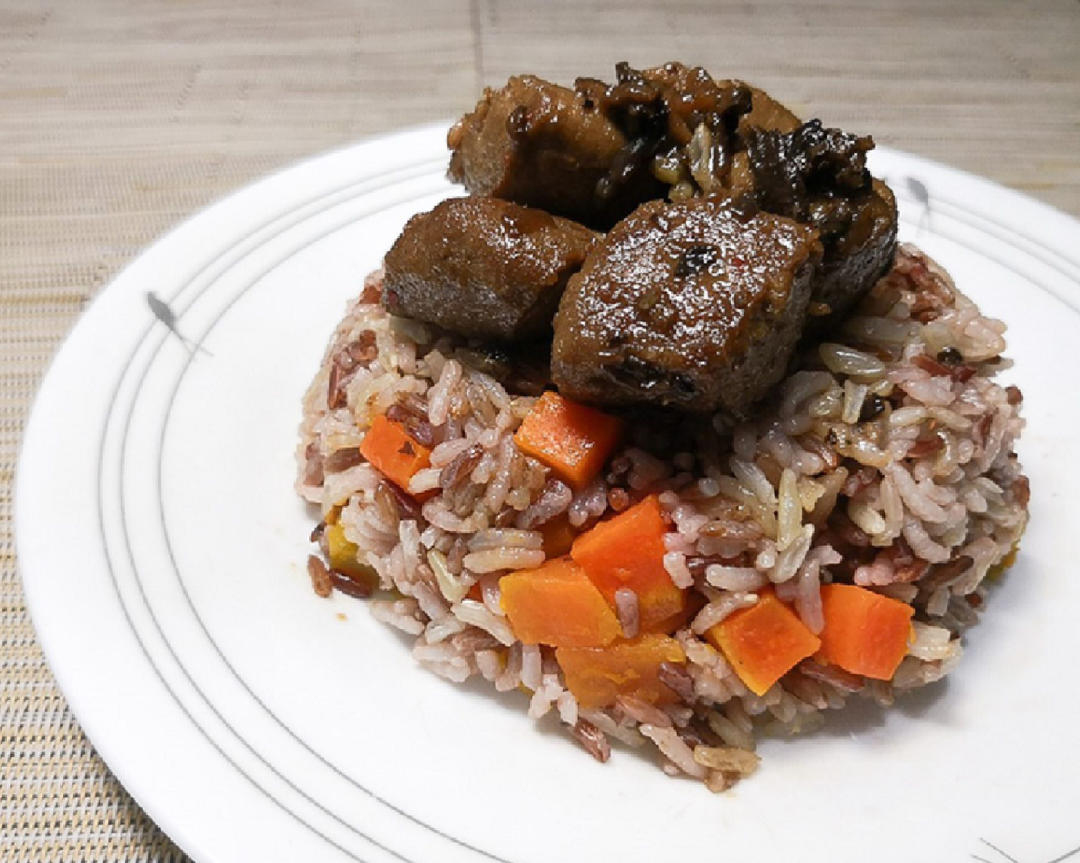 山珍素菇酱炒素牛肉块配杂菜饭的做法