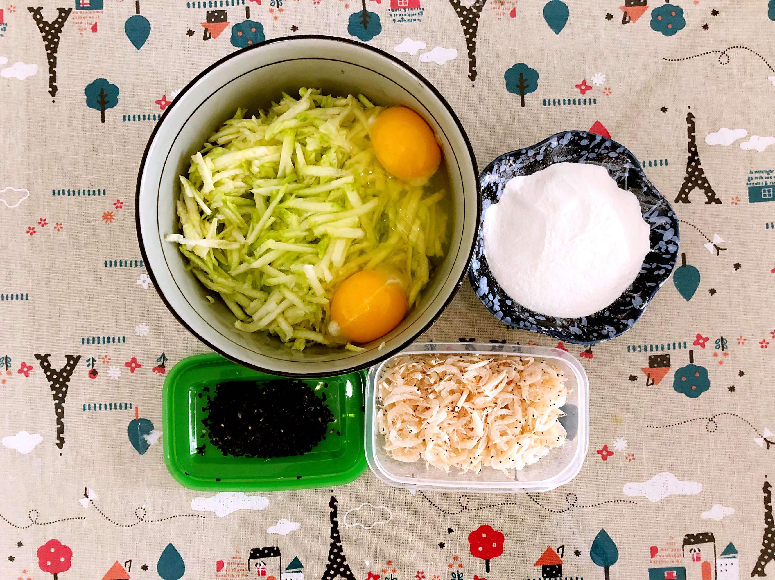 鸡蛋茭瓜虾皮饼的做法 步骤1