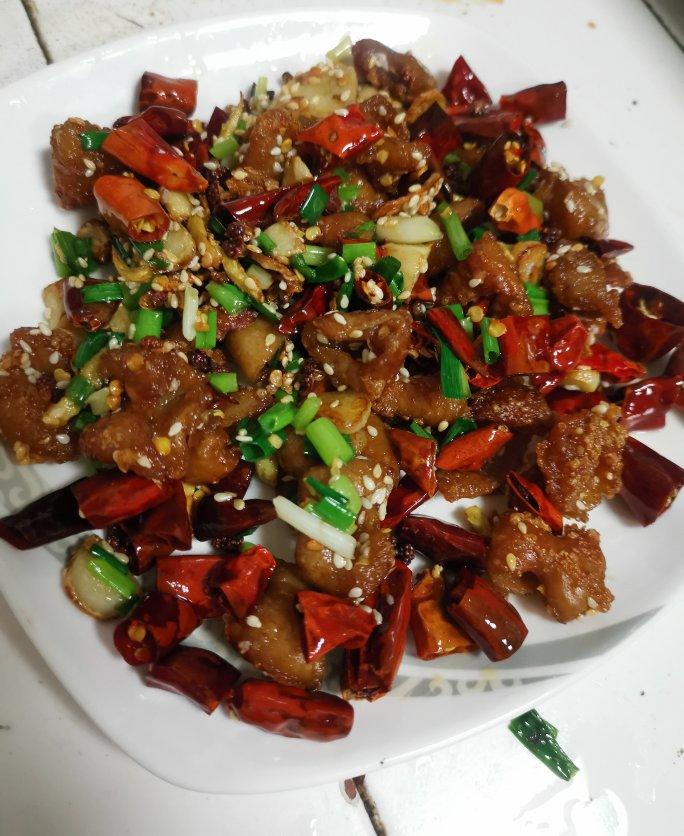 厨师长教你：“干煸肥肠”的家常做法，香辣酥脆，先收藏了