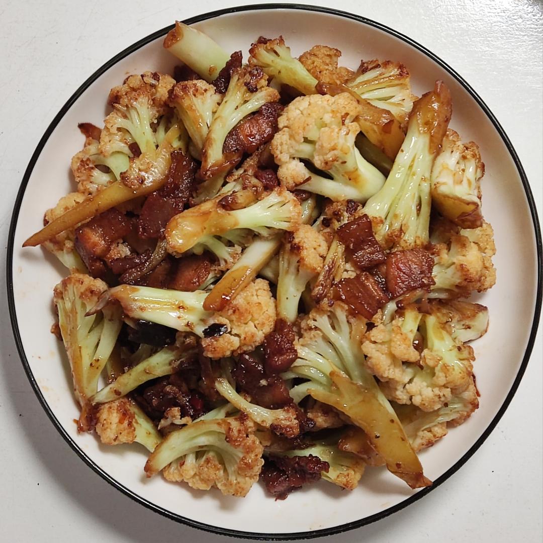 在家做简单的下饭菜，五花肉先煮一煮，炒出来不油不腻