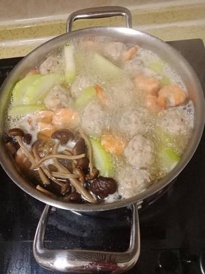 鲜虾猪肉丸子汤的做法 步骤2