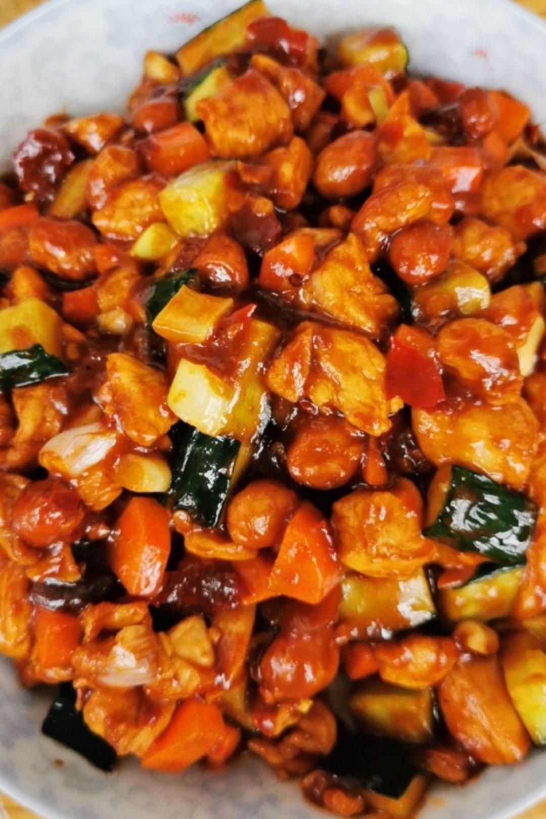 宫保鸡丁（酸甜口 鸡丁嫩 没有加额外盐 总之是超好吃的版本～ 还有炸花生米小技巧啦 ）