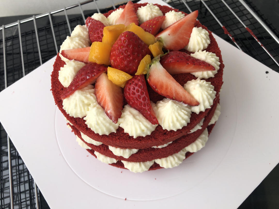 奶油草莓红丝绒裸蛋糕
