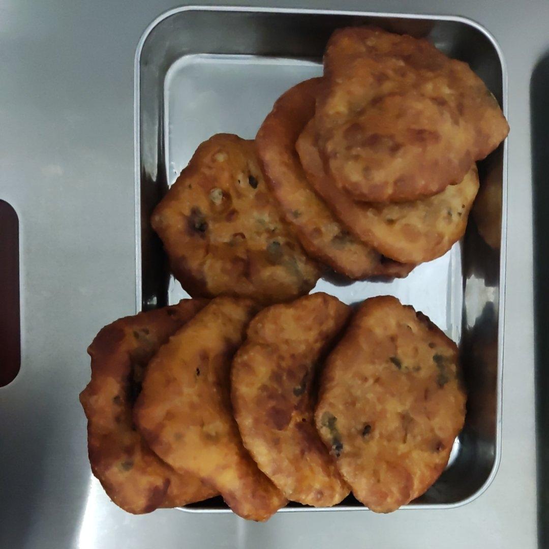 油炸韭菜肉馅油饼