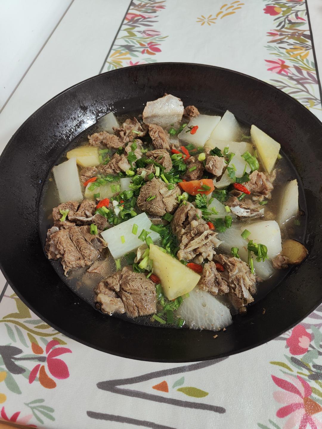 冬季暖锅，没有比萝卜炖羊肉更滋补的了