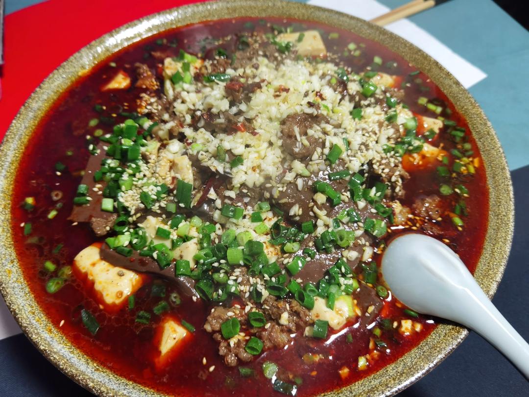 厨师长教你：“豆花水煮牛肉”做法，牛肉麻辣鲜香，豆花嫩滑入味