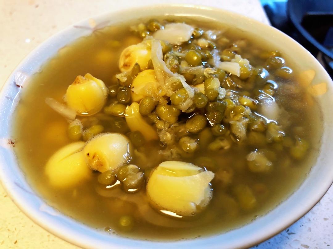 滋补消暑 莲子百合绿豆汤