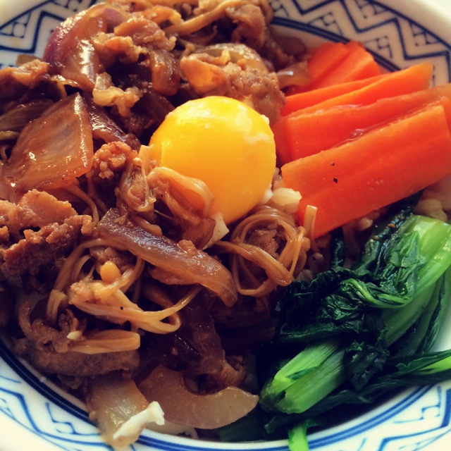 牛丼温泉卵入り（日式温泉蛋牛肉饭）