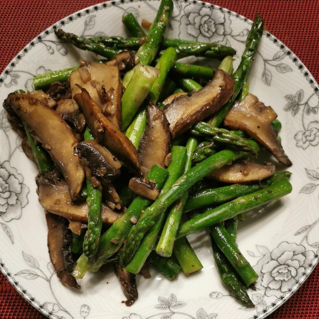 芦笋炒蘑菇
