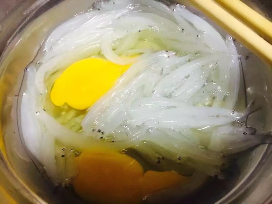 营养美味小银鱼炒鸡蛋的做法 步骤2