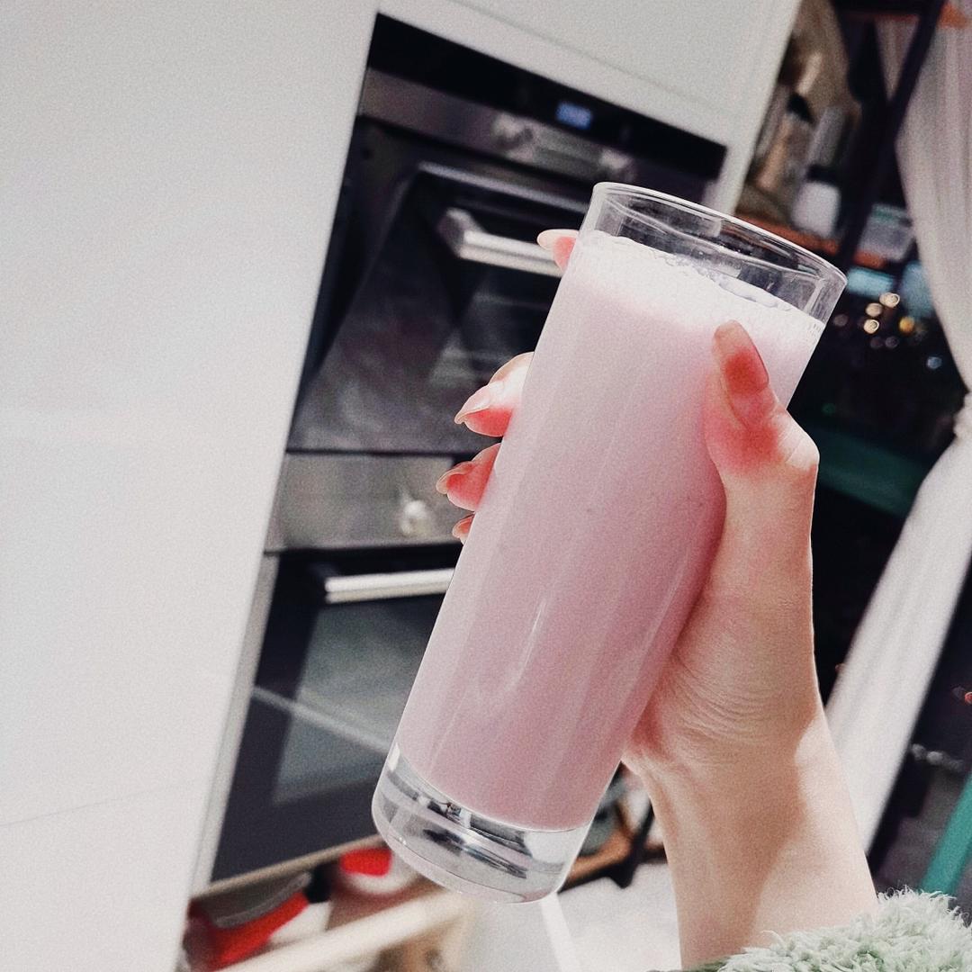 奶草莓（2分钟完成一杯高颜值饮品）