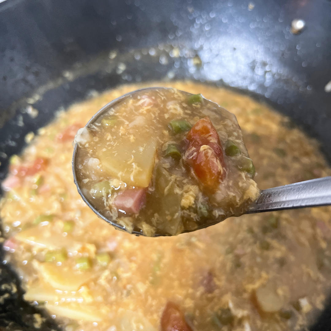 土豆🥔与线豆角完美搭配的「火腿疙瘩汤」