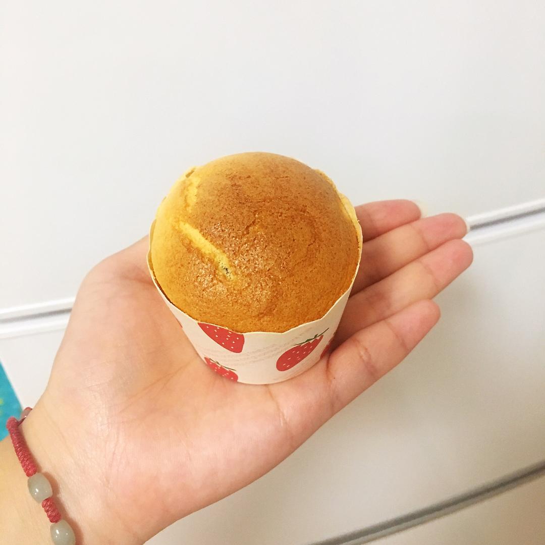 不皱不裂圆润饱满原味戚风纸杯蛋糕