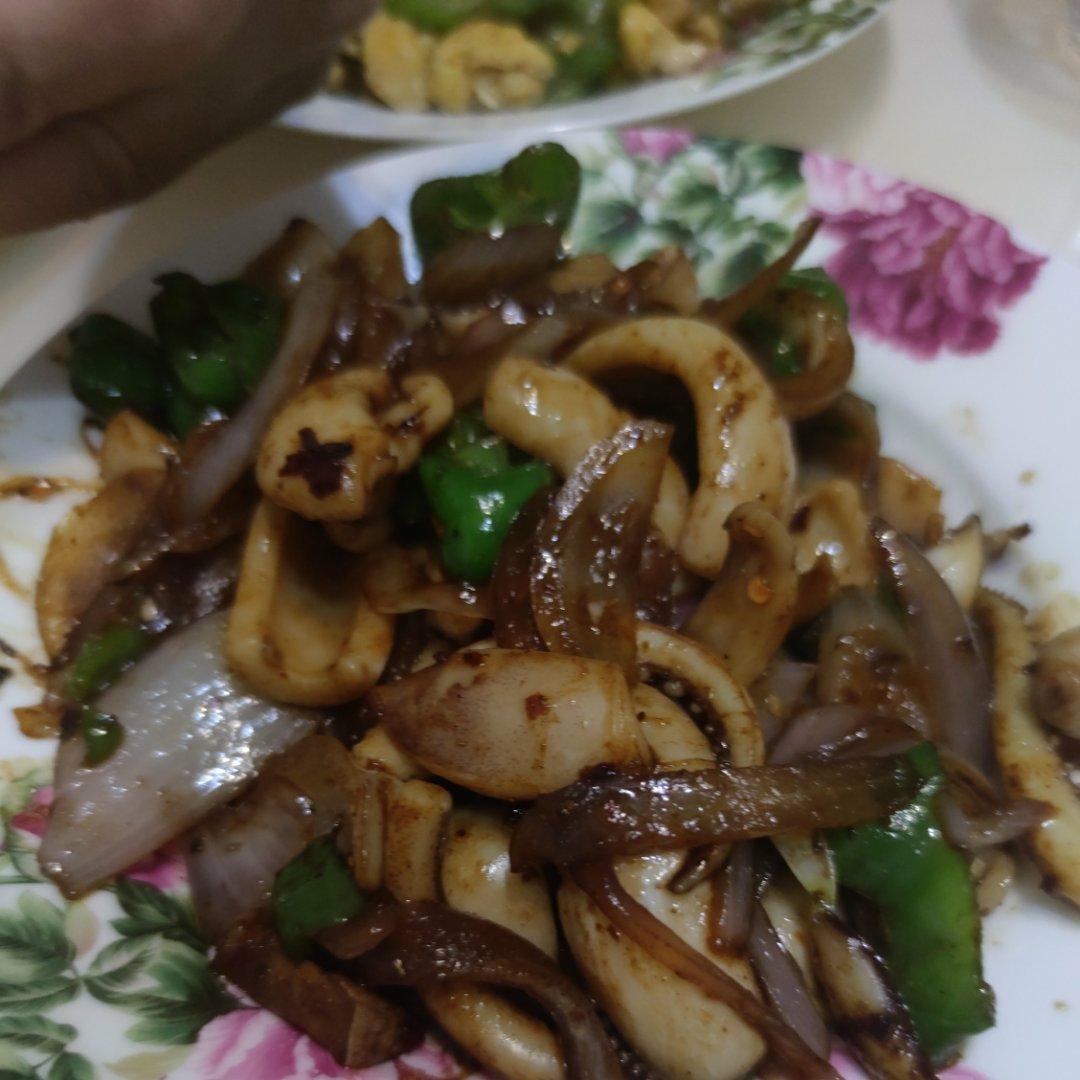 爆炒鱿鱼须，加上这一步，可以与铁板鱿鱼媲美