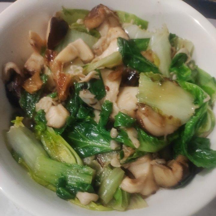 蘑菇炒青菜，清新鲜美，做法简单，全家都爱吃