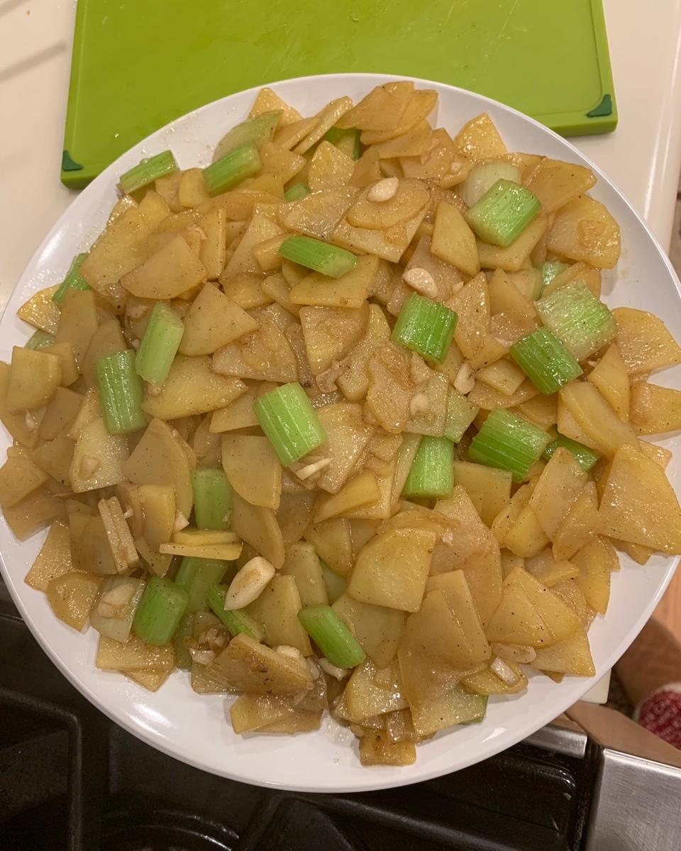 西芹甜椒炒土豆片