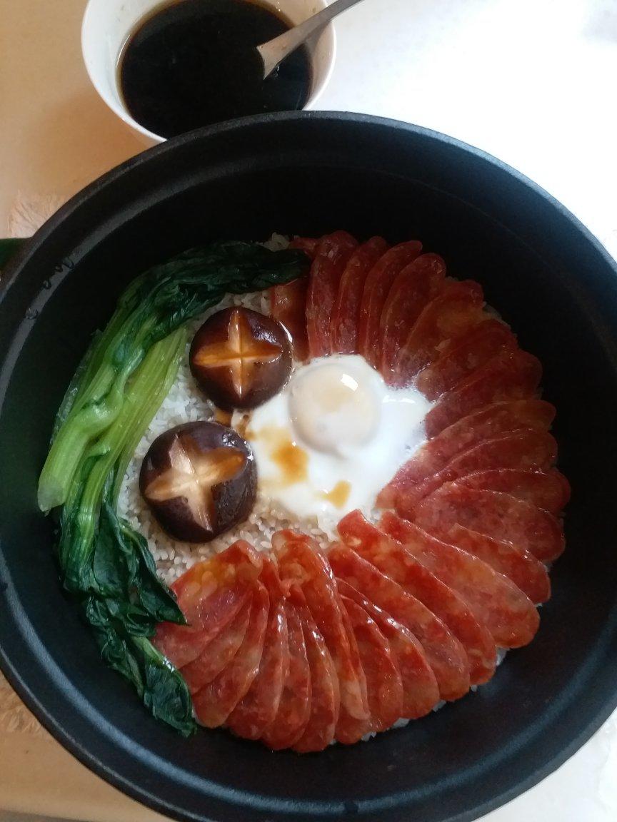 广式腊味煲仔饭