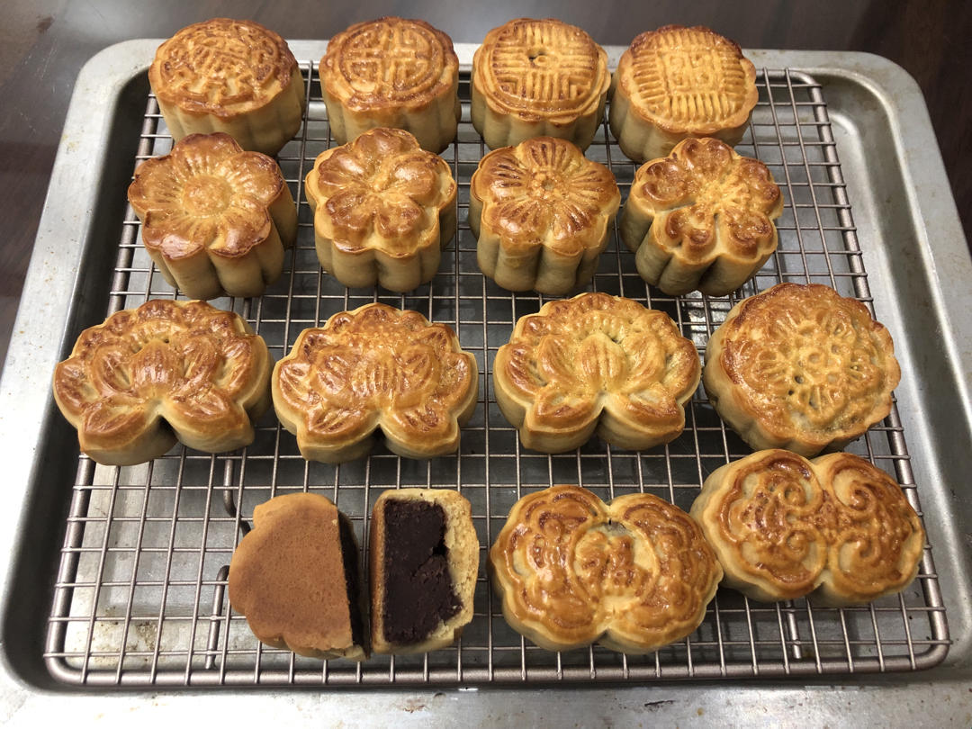 咸蛋黄肉松月饼