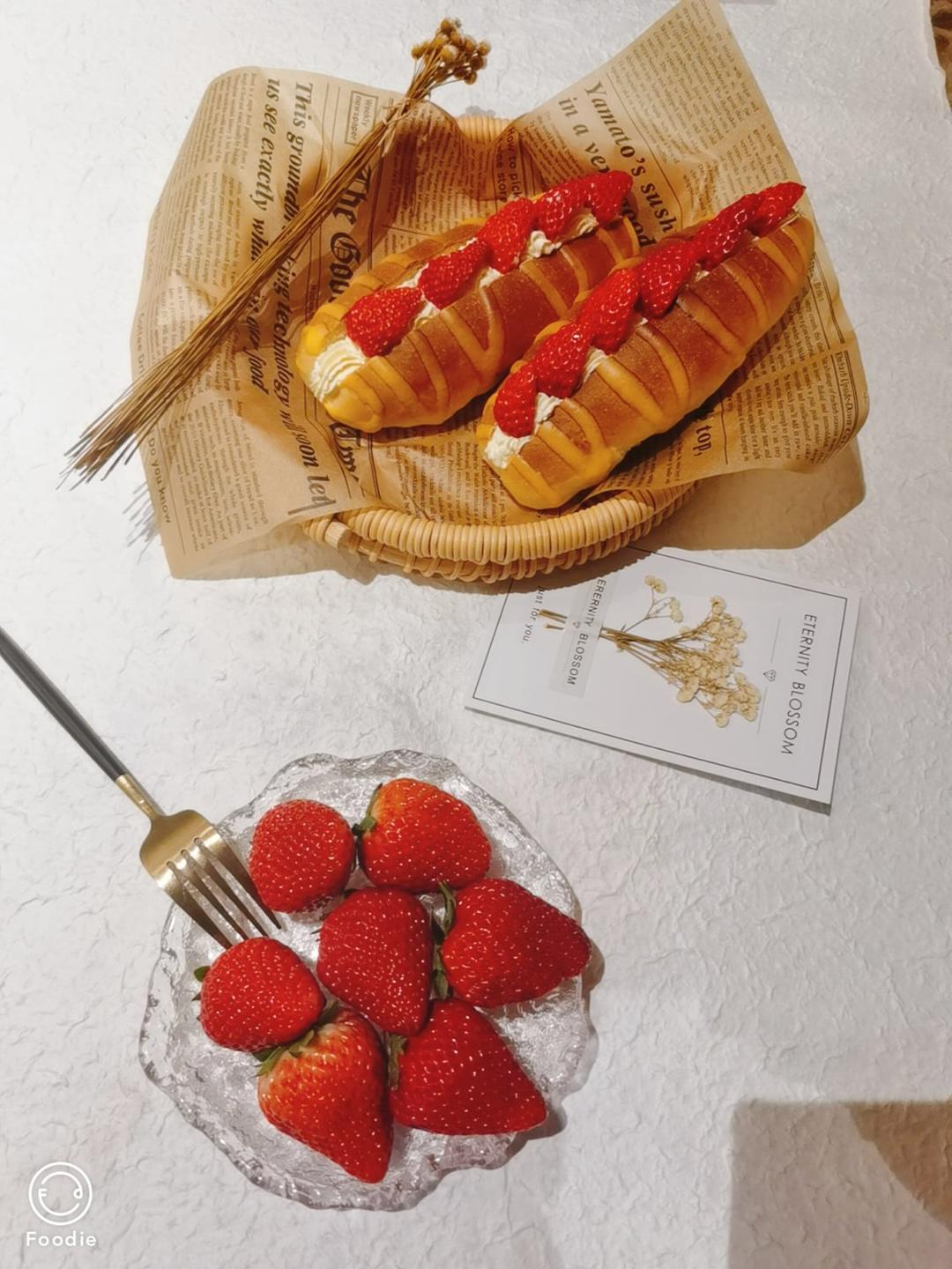 草莓奶露维也纳【毛毛虫面包】