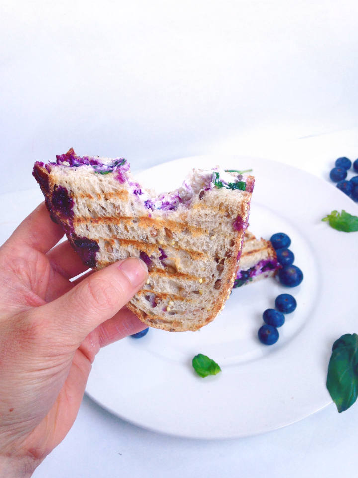 Blueberry Basil & Goat Cheese Panini Sandwich 蓝莓罗勒和山羊奶酪帕尼尼三明治的做法 步骤6