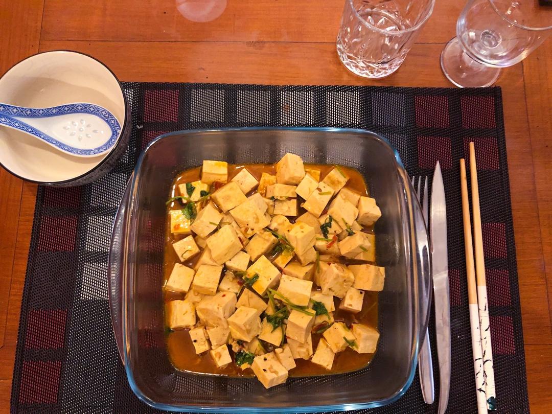 不放肉也超下饭的葱焖豆腐