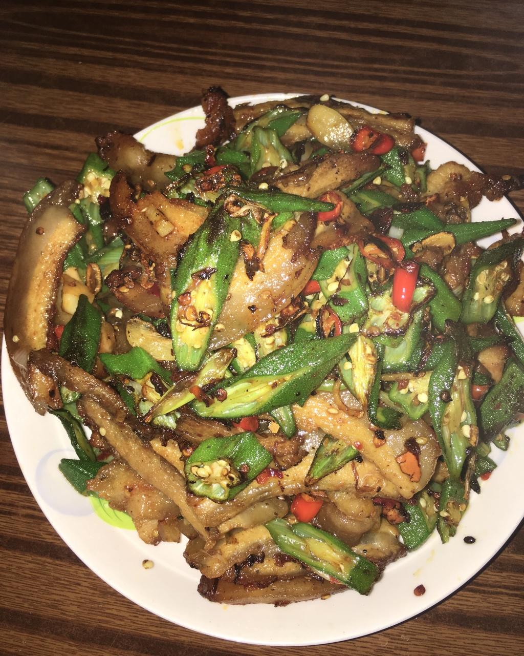 超级下饭的秋葵小炒肉
