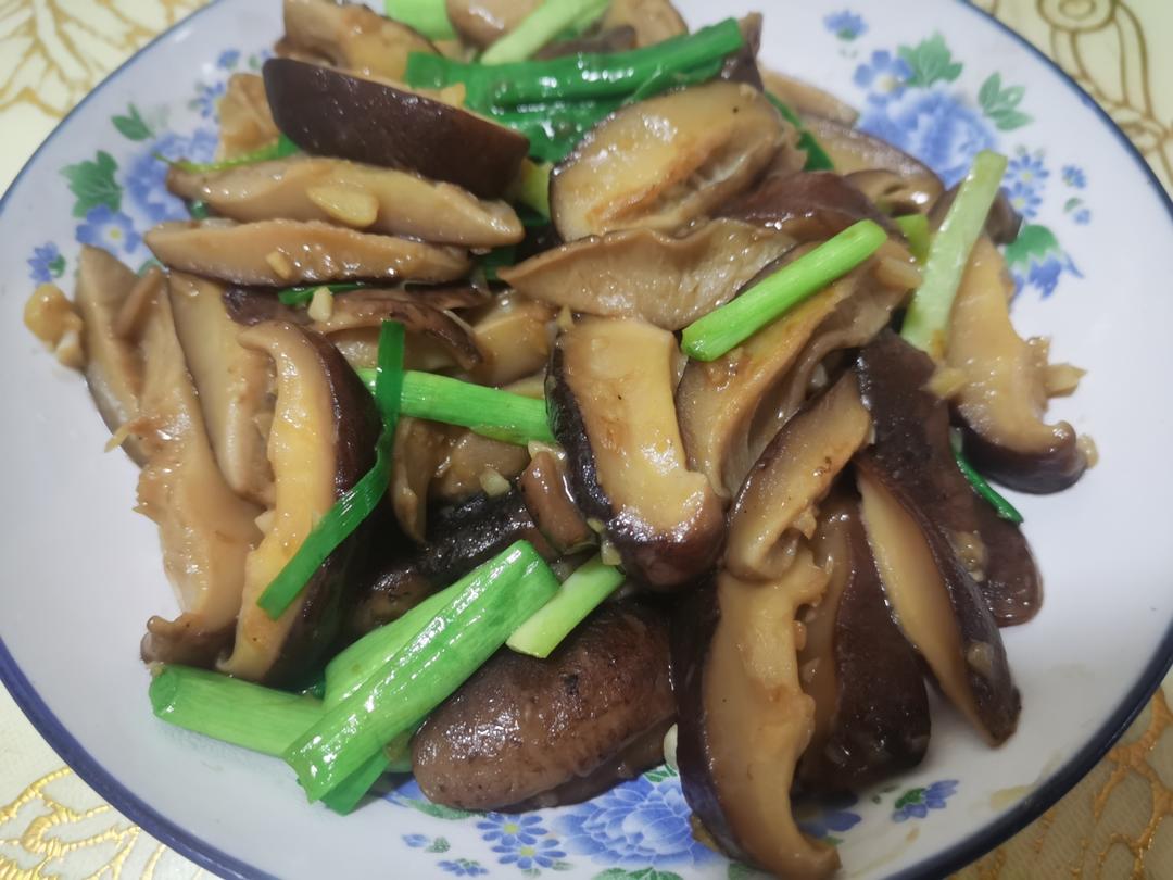 分享一个香菇好吃的做法，不用烧鸡不用炖汤，简单炒一炒，真香
