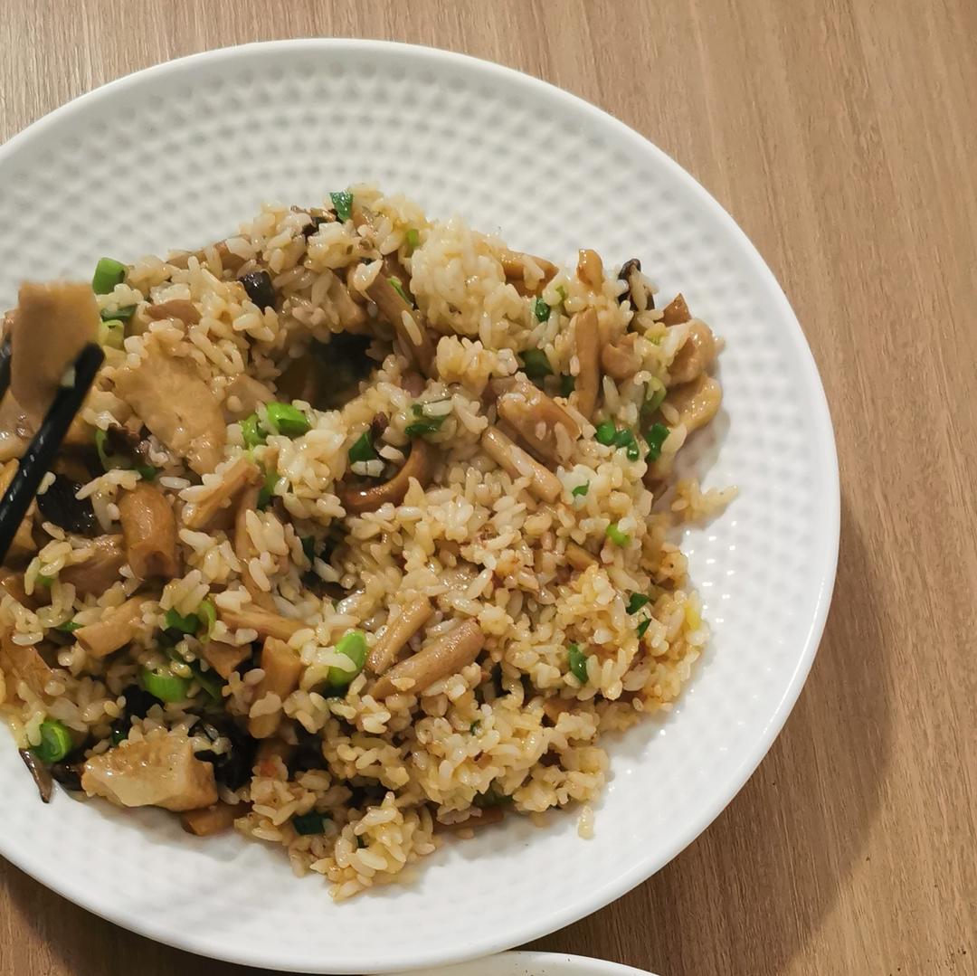 茶树菇松板肉炒饭