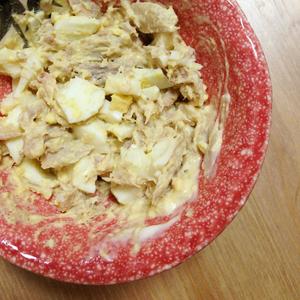 金枪鱼鸡蛋沙拉盖饭的做法 步骤2