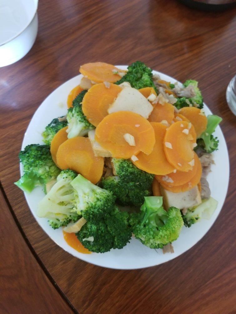 bun's流 西兰花红萝卜炒肉