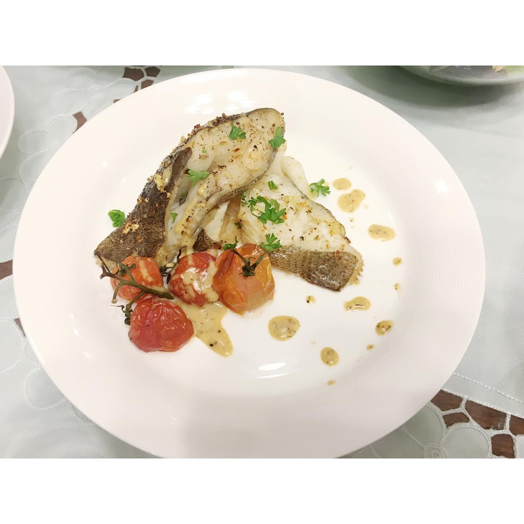 柠檬烤海鲈鱼配青酱与小番茄
