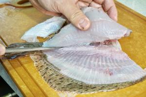 日式昆布腌比目鱼刺身的做法 步骤3