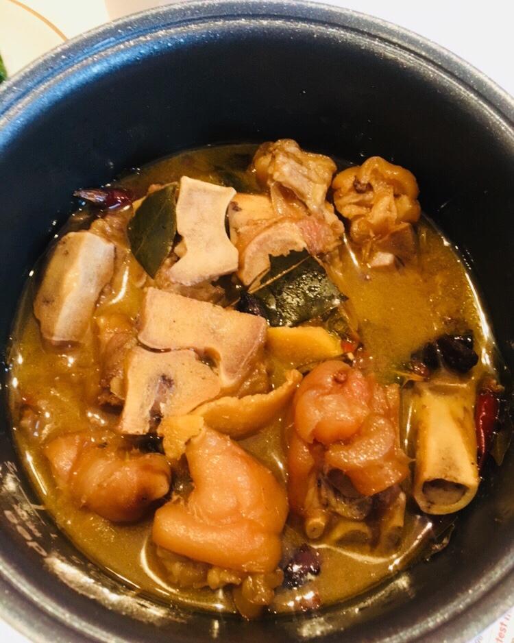 美味的家常菜：红烧猪蹄