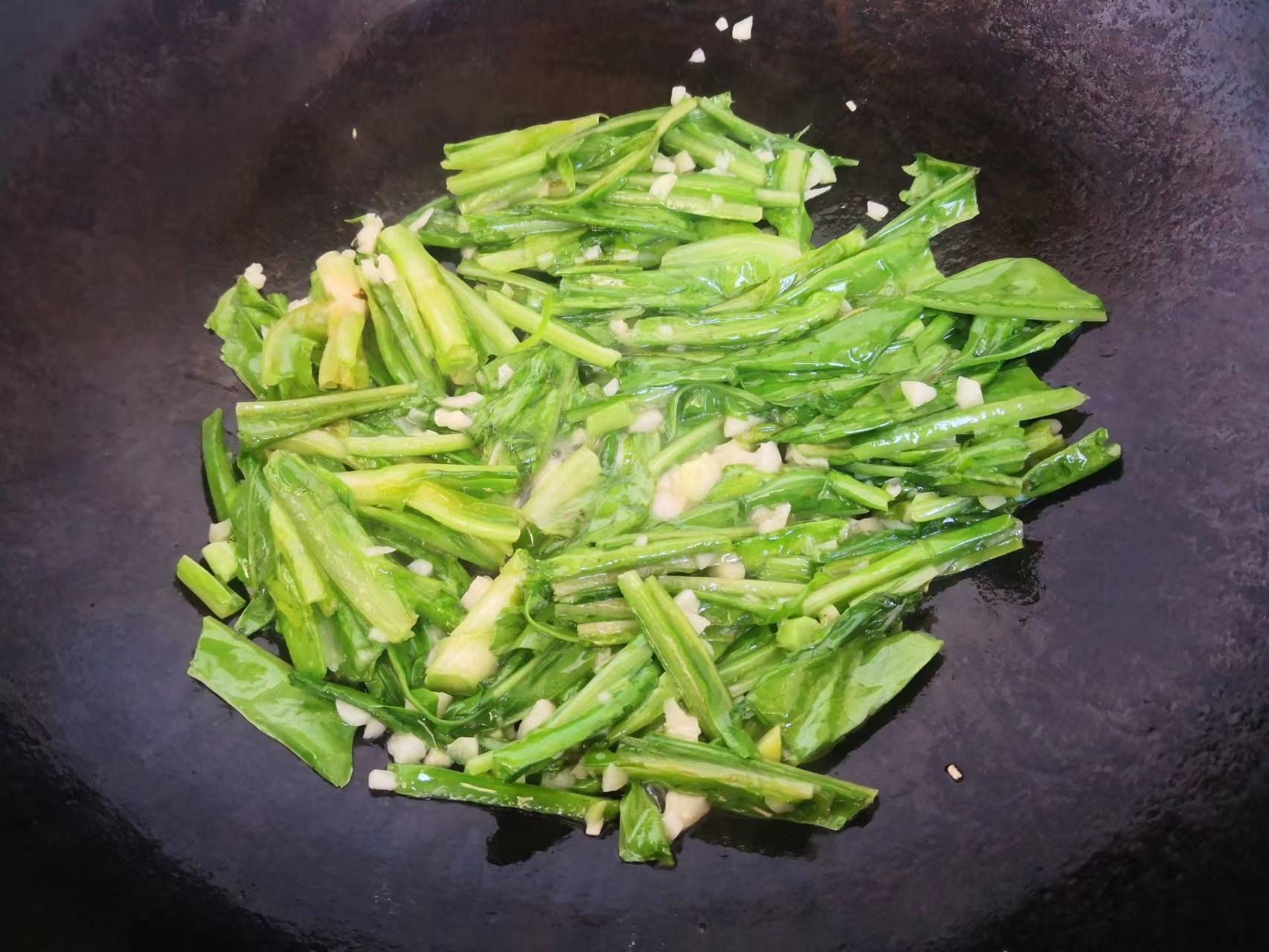 家常素炒——蒜蓉油麦菜的做法 步骤5