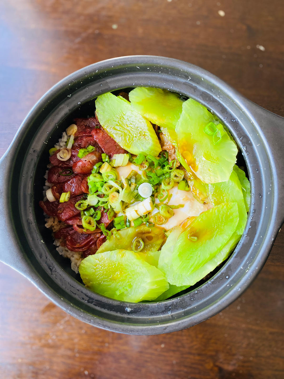 《广式腊肠砂锅煲仔饭》