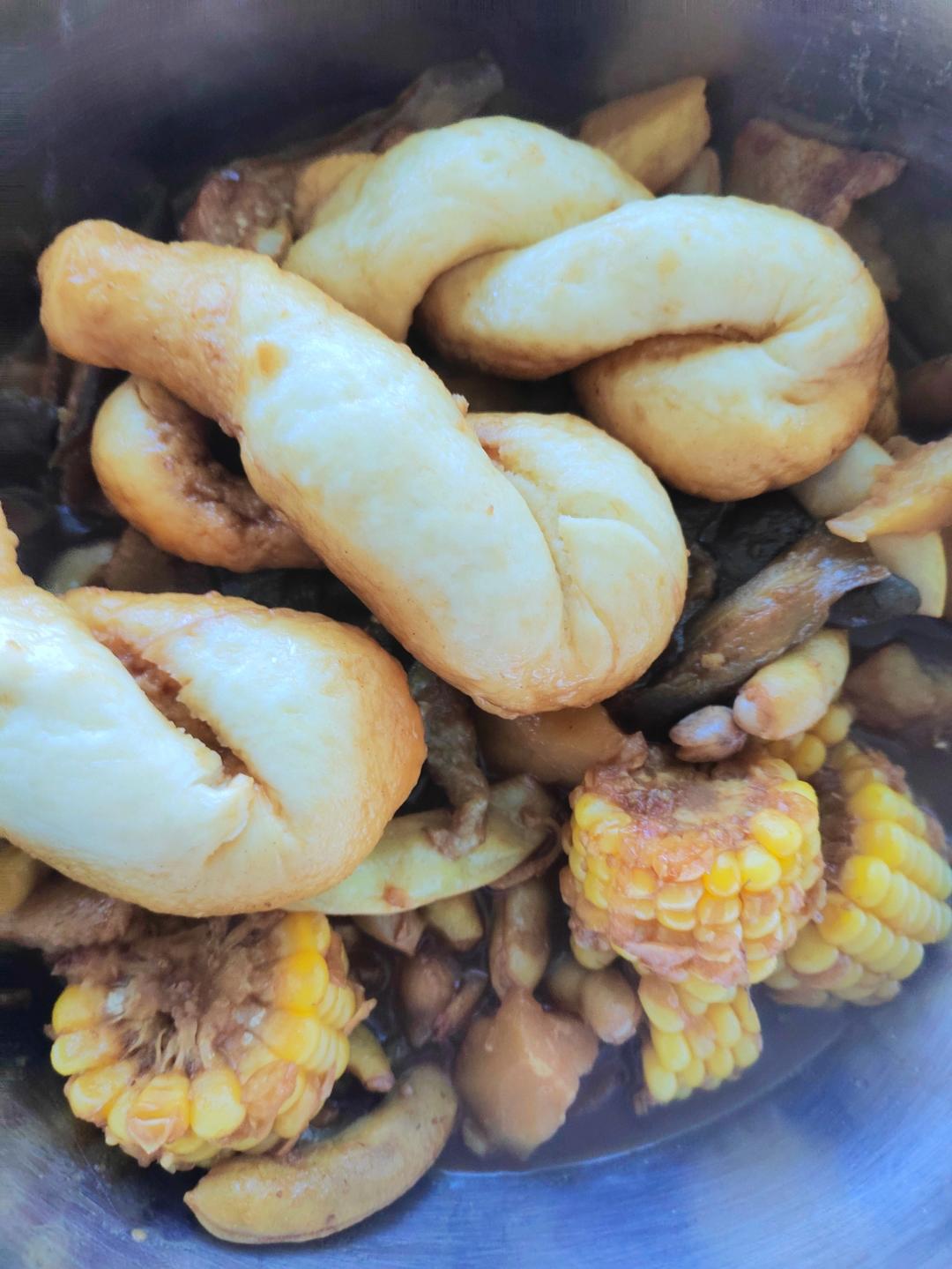 一锅出-豆角土豆玉米五花肉卷子