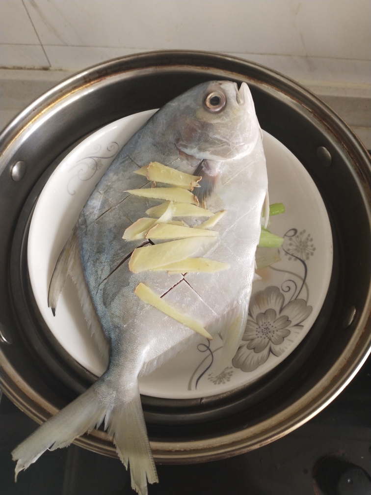 清蒸金鲳鱼的做法 步骤3