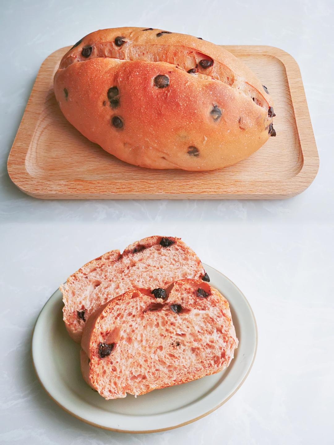 店里的巧克力草莓面包很好吃，我们在家也是能轻松做出来的！