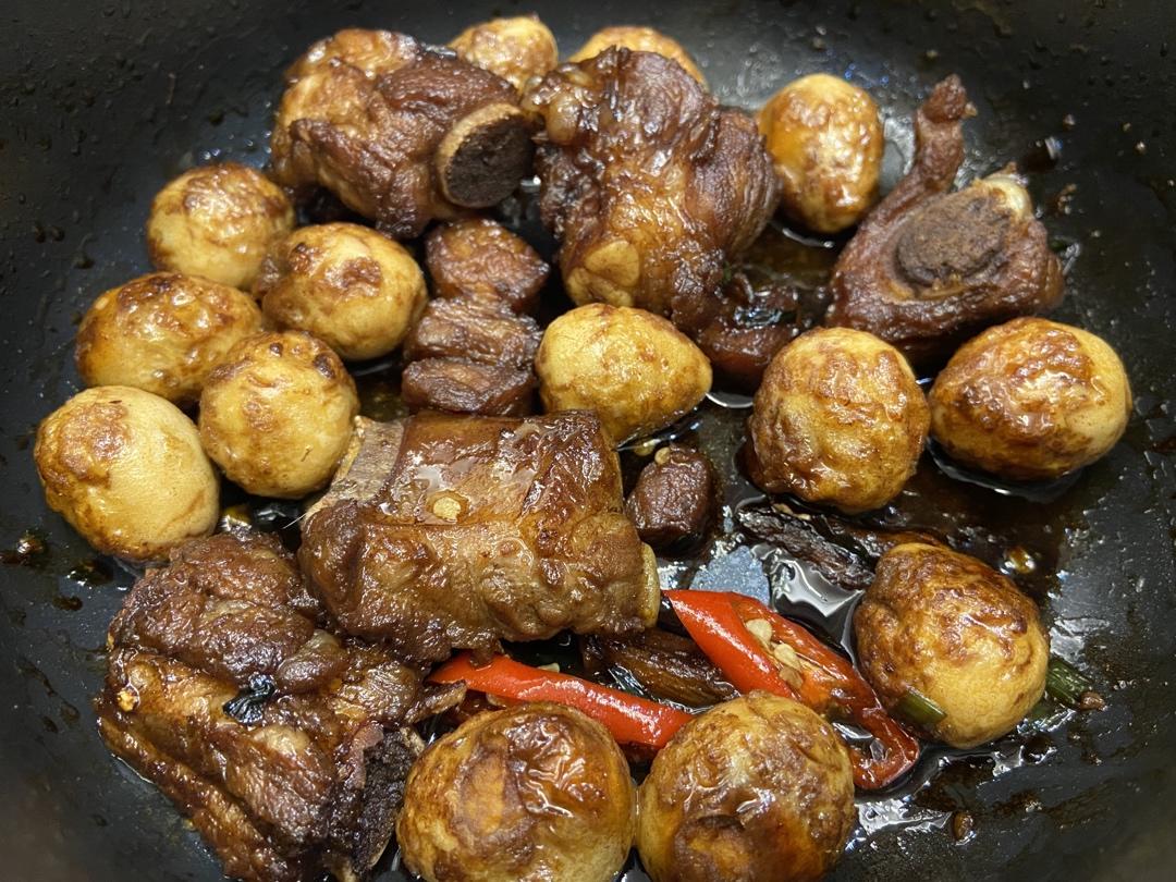 鹌鹑蛋红烧排骨