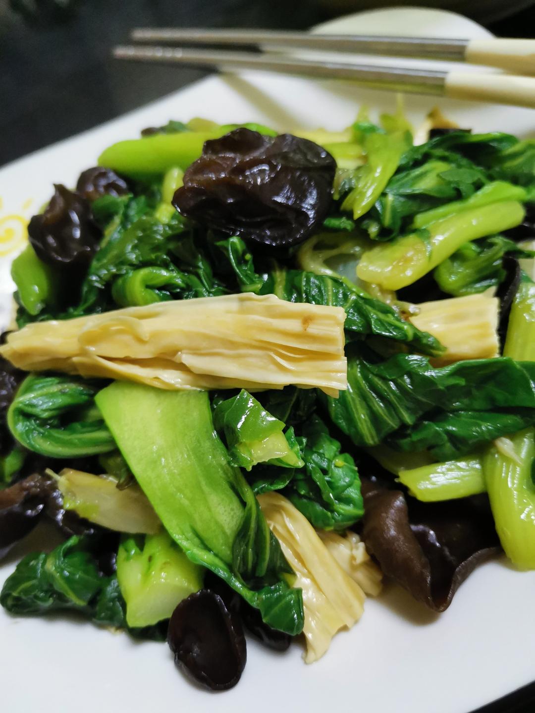 腐竹炒青菜木耳