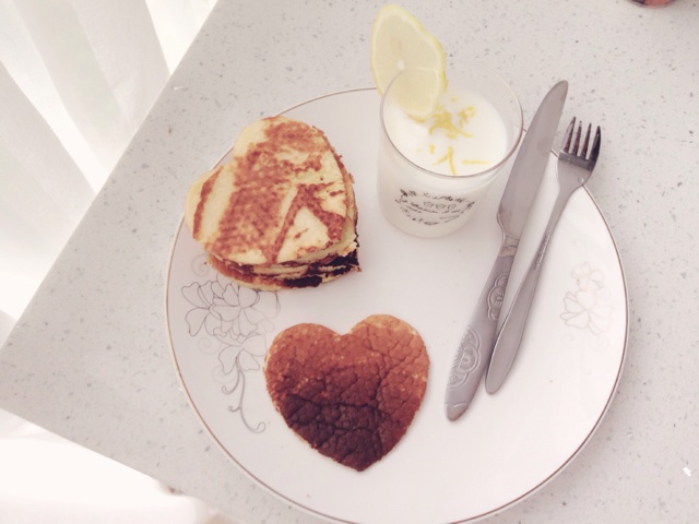 【酸奶松饼yogurt pancake】，搭上黑莓果酱和枫糖的美味。