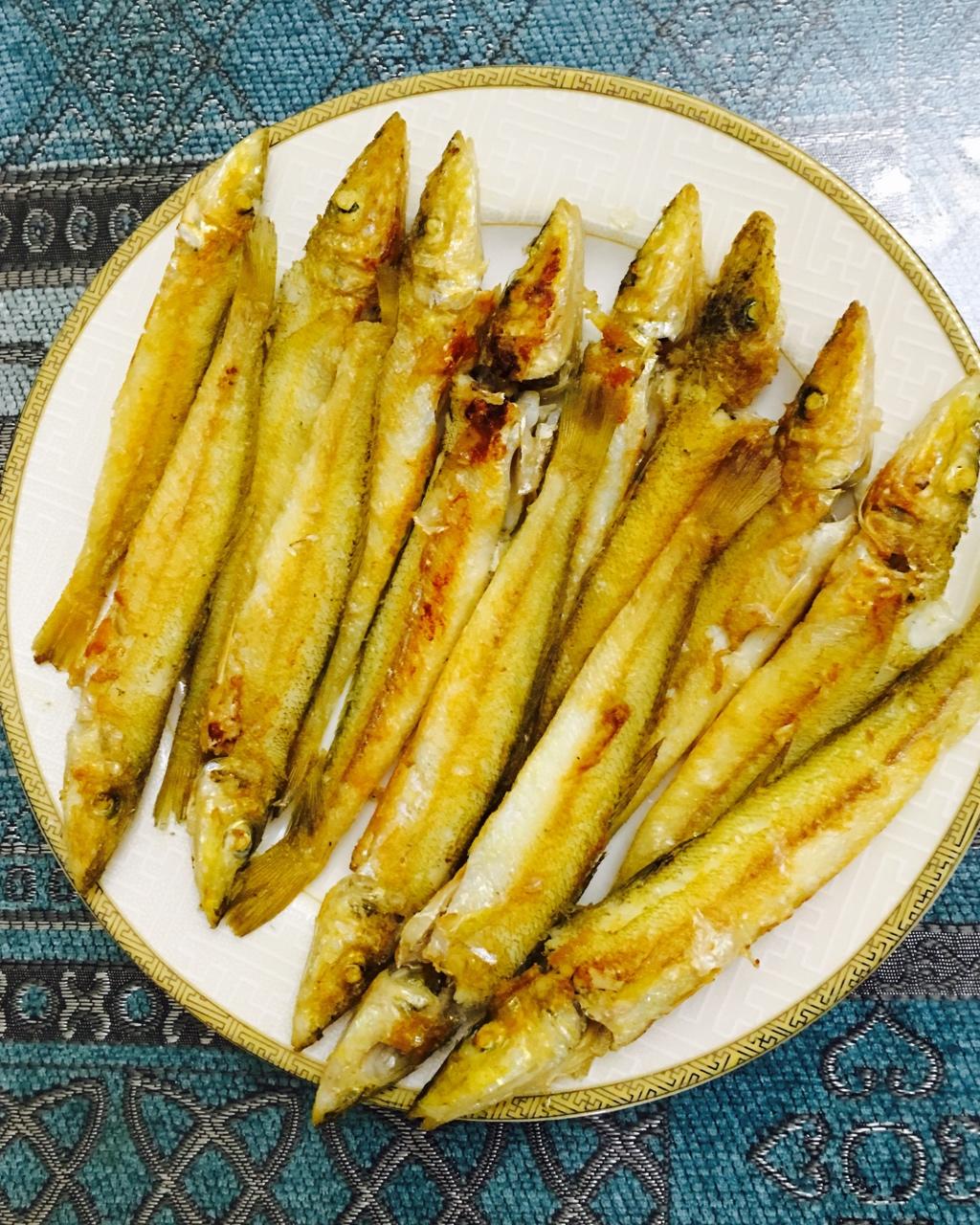 清晨的小麋鹿做的香煎沙丁鱼