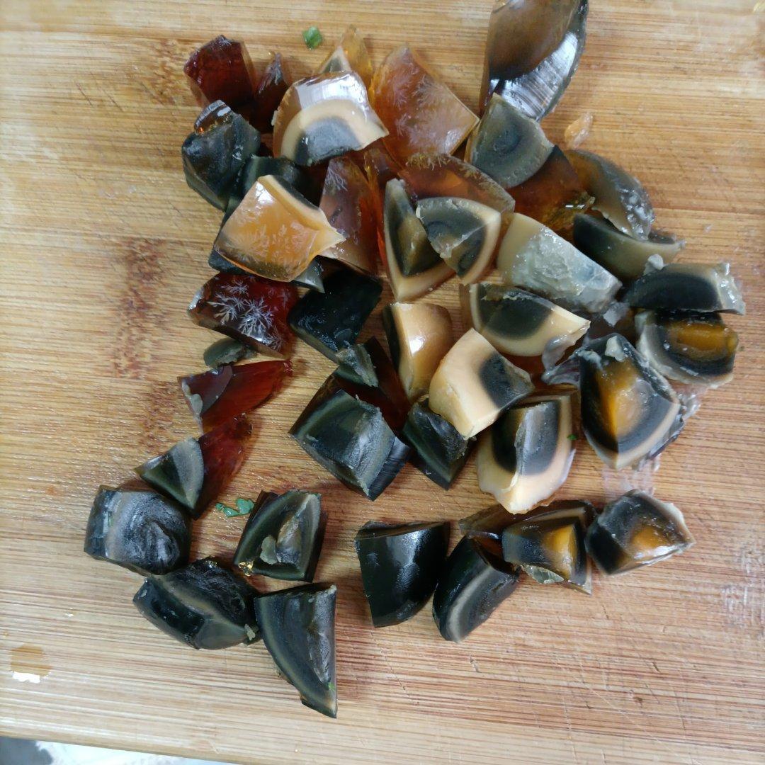 皮蛋的神仙吃法❗️好吃到爆的香菜拌皮蛋