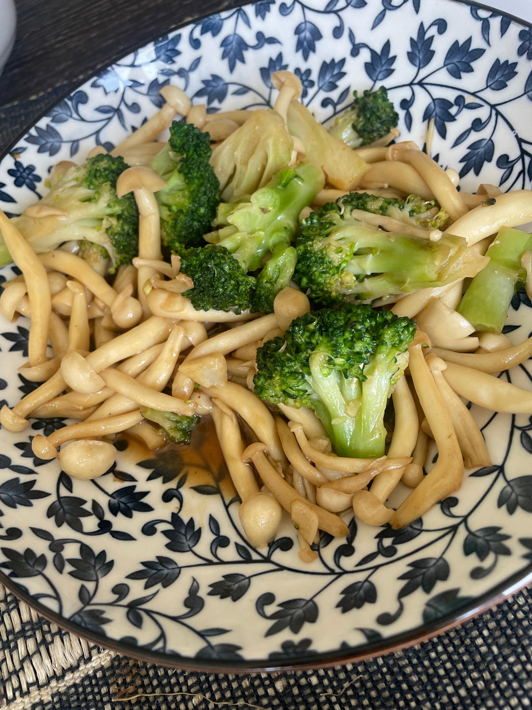 西兰花炒白玉菇