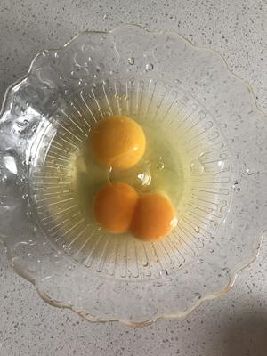 水嫩嫩的鸡蛋羹（附贝贝南瓜蒸蛋做法）成功率百分百，早餐吃什么的做法 步骤1