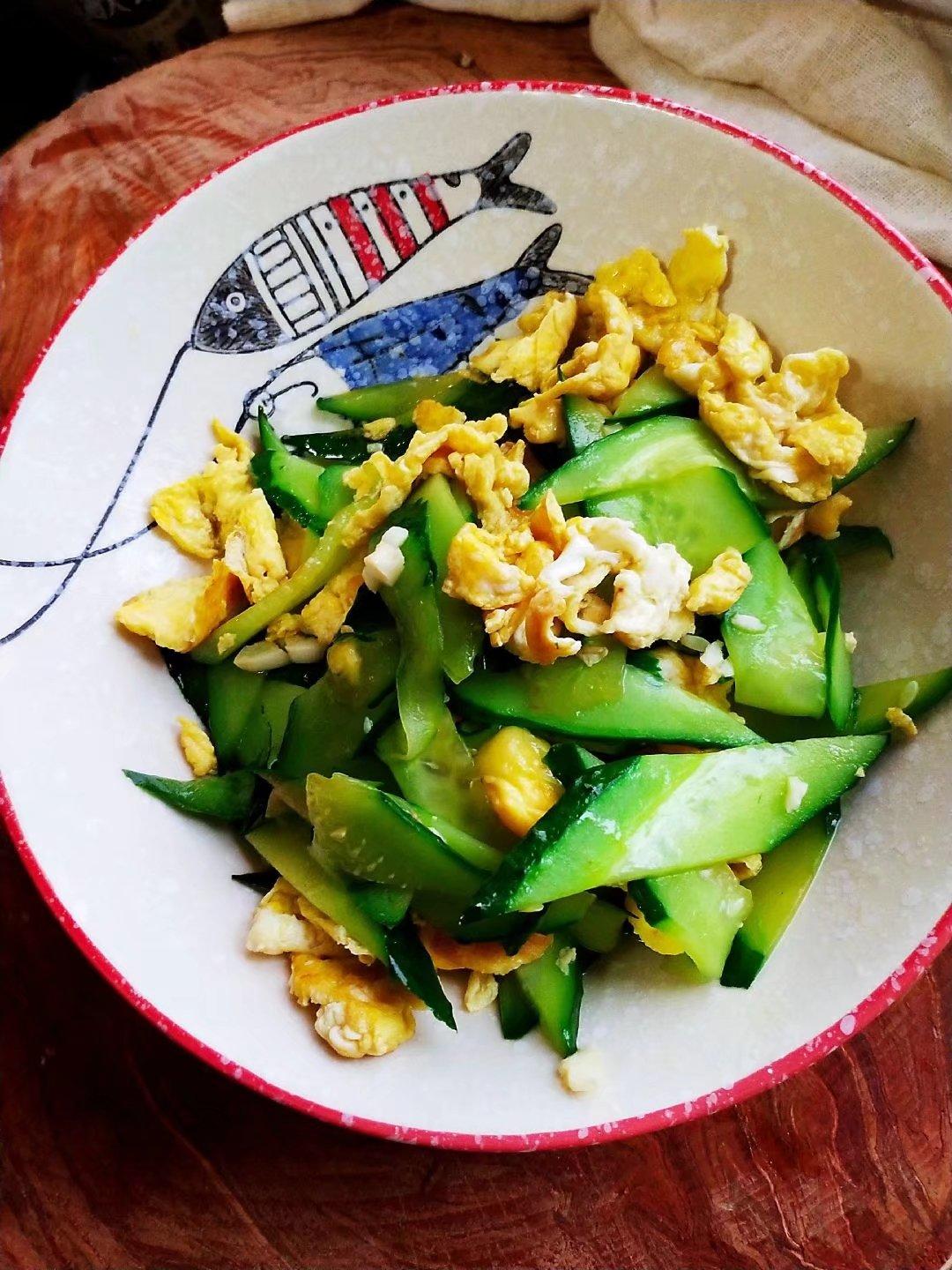 〈黄瓜炒鸡蛋〉，简单版。欣小厨 😉